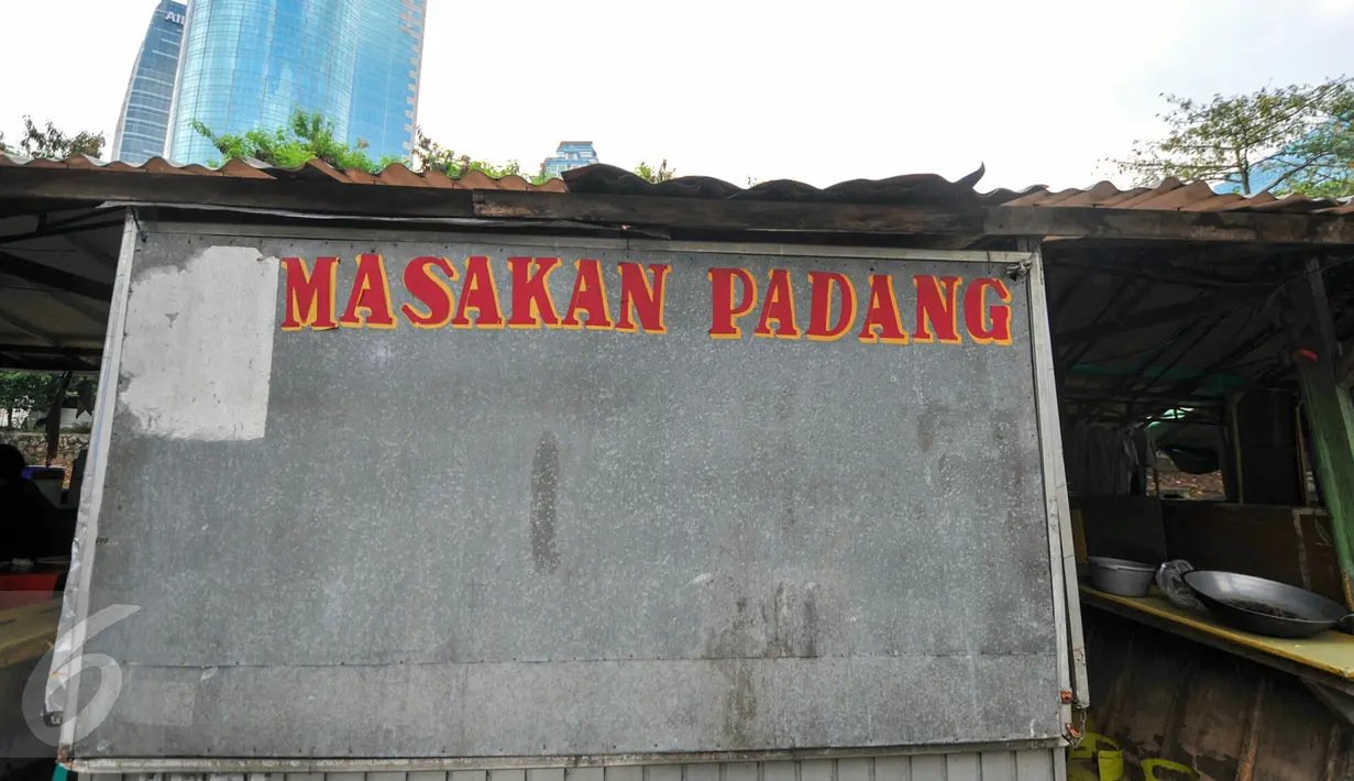 Warung makan yang tutup di kawasan perkantoran selama bulan puasa, Jakarta, Selasa (7/6/2016). Warung makan yang masih buka menutup ruang makan dengan banner atau kain gordyn untuk menghormati umat Muslim yang berpuasa.(Liputan6.com/Yoppy Renato)