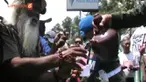 Ada yang unik, Saat HUT TNI di Kota Solo, Jawa Tengah.Belasan pengemudi becak, dihentikan oleh  anggota Polisi Militer,dalam sebuah Razia Dompet Kosong.