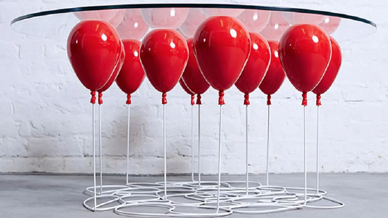 Meja Unik Ini Mampu Ditopang oleh Balon Gas