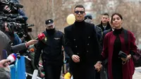 Pemain Juventus Cristiano Ronaldo menggandeng kekasihnya Georgina Rodriguez saat tiba di pengadilan di Kota Madrid, Selasa (22/1). Selain Ronaldo, Xabi Alonso juga dijadwalkan hadir dalam kasus serupa. (AP Photo/Manu Fernandez)