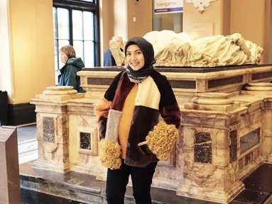 Wanita berusia 31 tahun, tampak sangat trendi mengenakan pakaian berwarna oranye dan hitam. Foto tersebut diambil Ratna saat usia kehamilan 6 bulan. Meski tengah hamil besar, Ratna tetap selalu tampil trendi. (Liputan6.com/IG/@ratnagalih)