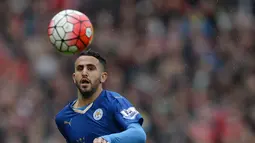 1. Riyad Mahrez, diberitakan Sky Sports, jika Arsenal belum menyerah untuk mendapatkan gelandang serang asal Algeria ini. Namun kepindahan sang pemain terbilang sulit mengingat Leicester terus berupaya menahannya. (AFP/Oli Scarff)