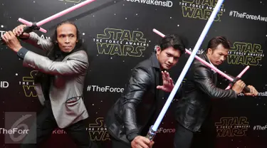 Iko Uwais, Yayan Ruhian dan Cecep Arif Rahman jelang premier film Star Wars The Force Awakens di XXI Senayan City, Jakarta, Selasa (15/12/2015). Tiga aktor Indonesia tersebut ikut memerankan  film seri Star Wars yang ke-7. (Liputan6.com/Angga Yuniar)