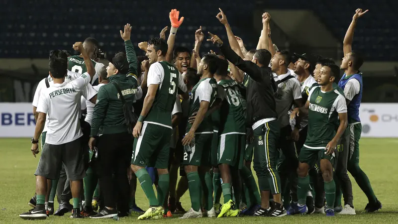 Para pemain Persebaya Surabaya merayakan kemenangan atas Perseru Serui pada laga Piala Presiden 2019. (Bola.com/Yoppy Renato)