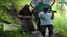 Dengan bermodalkan dua bilah bambu serta dua kursi plastik, ibu Puang bersama sang suammembuat tandu darurat agar bisa membawa ibu hamil.