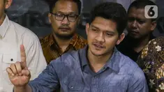 Aktor Iko Uwais memberikan keterangan seusai menjalani pemeriksaan di Polres Bekasi, Jumat (17/6/2022). Suami dari Audy Item itu diperiksa terkait dugaan kasus penganiayaan terhadap korban berinisial RD. (Liputan6.com/Herman Zakharia)