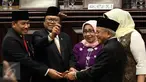 Ketua DPD RI terpilih Oesman Sapta Odang bersama dua orang Wakil Ketua Nono Sampono dan Darmayanti Lubis mengangkat palu sidang usai pelantikan Pimpinan DPD RI di Komplek Parlemen, Senayan, Jakarta, Selasa (4/4). (Liputan6.com/Johan Tallo)