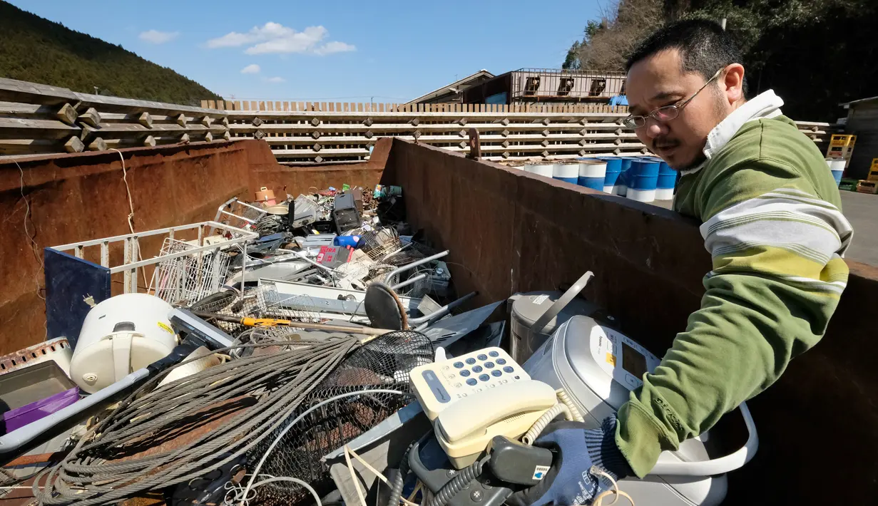 Warga membawa barang-barang rumah tangga tak terpakai di pusat limbah di Kamikatsu, Prefektur Tokushima, 14 Maret 2019. Kota di barat daya Jepang ini mengumumkan pada tahun 2003 bahwa pada tahun 2020 akan berhenti menghasilkan limbah sama sekali sebagai tujuan zero waste-nya. (Kazuhiro NOGI/AFP)