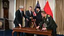 Baik Pete Hegseth maupun Sjafrie Sjamsoeddin menggambarkan kerja sama pertahanan ini sebagai garis awal atau dalam istilah militer untuk memulai misi baru bagi kedua negara. Tampak dalam foto, Menteri Urusan Perang Amerika Serikat, Pete Hegseth (kedua kiri) dan Menteri Pertahanan Indonesia Sjafrie Sjamsoeddin (kedua kanan) berjabat tangan sebelum menandatangani nota kesepahaman di Pentagon, Washington, DC, pada 13 April 2026. (Jim WATSON/AFP)