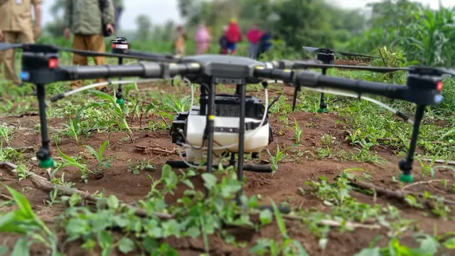 Sebuah drone dengan muatan obat cair pertanian pencegah hama ulat grayak di Garut, Jawa Barat