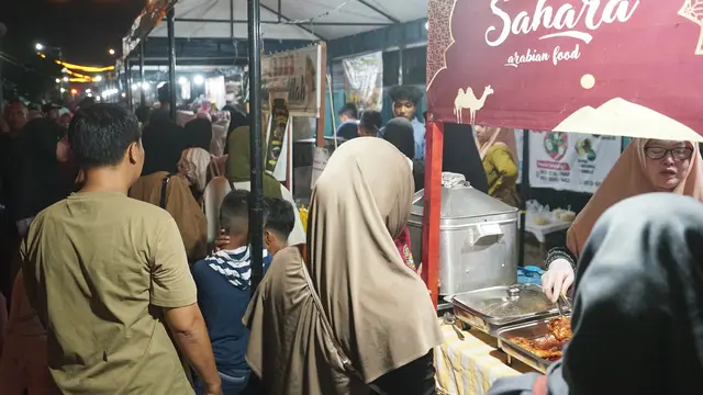 Masyarakat Banyuwangi antusias belanja masakan Timur Tengah di bazar kuliner Arabian Streetfood (Istimewa)