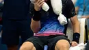 Petenis Britania Raya, Andy Murray menaruh handuk es di kepalanya karena kepanasan saat istirahat bertanding melawan Fernando Verdasco asal Spanyol di putaran kedua AS Terbuka, New York, Rabu (29/8). (AP Photo/Andres Kudacki)