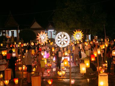Lentera yang bercahaya terlihat pada jalan di Luang Prabang, Laos, 3 Oktober 2020. Dalam Festival Boun Lai Heua Fai, warga mendandani kota dengan berbagai lentera, berparade bersama, kemudian melarungkan perahu naga besar dan kecil dari batang pohon pisang ke Sungai Mekong. (Xinhua/Kaikeo Saiyasane)