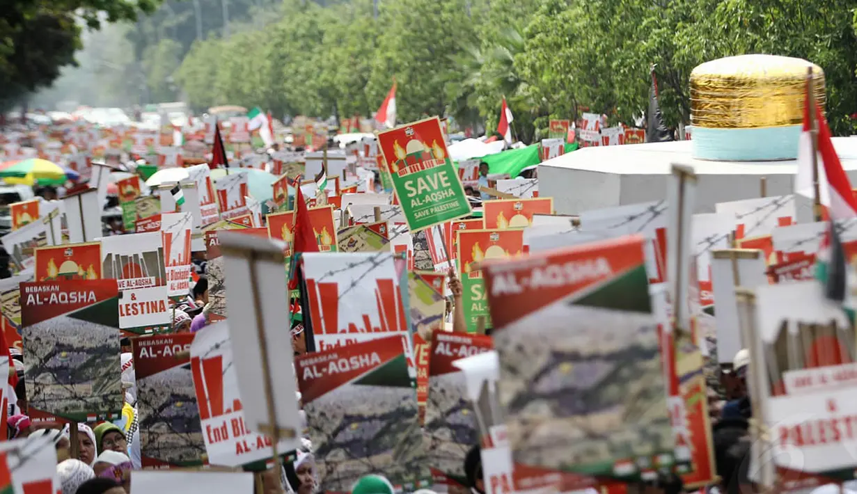 Dalam aksinya di depan Kedubes AS, Jakarta, massa membawa tulisan Save Al-Aqsha. Foto diambil pada Minggu (16/11/2014). (Liputan6.com/Faizal Fanani)
