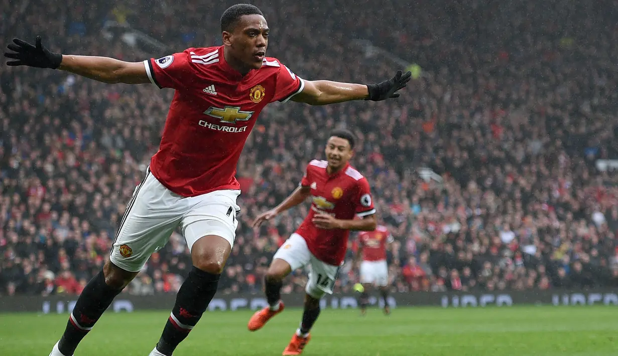 Gelandang Manchester United, Anthony Martial, merayakan gol yang dicetaknya ke gawang Tottenham pada laga Premier League di Stadion Old Trafford, Manchester, Minggu (28/10/2017). MU menang 1-0 atas Tottenham. (AFP/Oli Scarff)