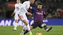 Lionel Messi mencoba menghadang operan pemain Eibar pada laga lanjutan La Liga yang berlangsung di stadion Camp Nou,  Senin (14/1). Barcelona menang 1-0 atas Eibar (AFP/Lluis Gene)