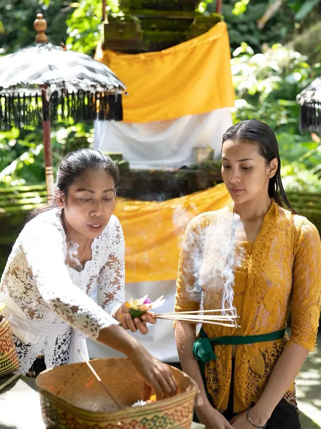8 Gaya Anya Geraldine Berkebaya Kuning saat Jalani Ritual Melukat di Bali