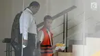 Komisaris PT Media Bangun Bersama Khairudin menuruni tangga usai pemeriksaan di Gedung KPK, Jakarta, Kamis (1/2). Khairudin diperiksa sebagai tersangka kasus dugaan tindak pidana pencucian uang (TPPU) senilai Rp 436 miliar. (Liputan6.com/Herman Zakharia)