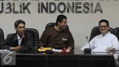 Ketua KPU Husni Kamil Manik (kanan) dan Ketua Bawaslu Muhammad (tengah) saat diskusi publik di Media Center Bawaslu, Jakarta, Jumat (10/6). Diskusi membahas tanggapan dan persiapan teknis penyelenggaraan Pilkada merujuk pada UU (Liputan6.com/Helmi Afandi)