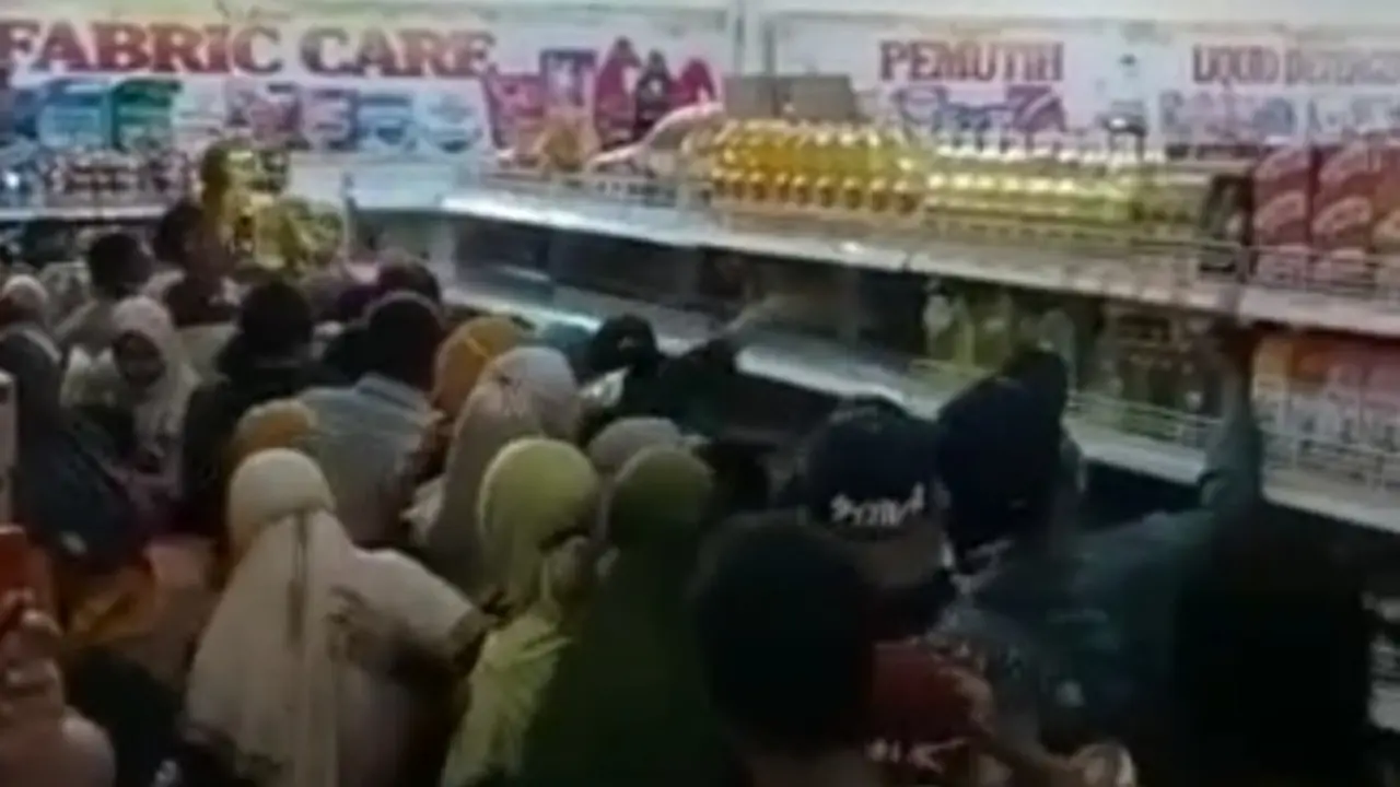 Warga di salah satu super market di Jember berebut minyak goreng. (Istimewa)