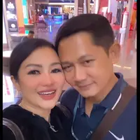 Penyanyi dangdut Fitri Carlina menyusul suami Hendra Sumendap ke Oman. Saat baru dua hari di negara tersebut, Fitri mengaku terharu dengan sikap salah satu warga Oman yang memotretnya diam-diam. [Instagram/fitricarlina]