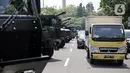 Pengendara melintas di depan sejumlah kendaraan alat utama sistem senjata (alutsista) TNI yang berjajar di kawasan Istana Merdeka, Jakarta, Selasa (4/10/2022). Kegiatan ini dalam rangka HUT ke-77 TNI yang akan berlangsung di Istana Merdeka pada 5 Oktober besok. (Liputan6.com/Faizal Fanani)