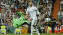 Aksi kiper Espanyol, Pau Lopez saat menghalau bola dari kejaran pemain Real Madrid Sergio Ramos pada laga La Liga Santander di Santiago Bernabeu stadium, Madrid, (01/10/2017). Real Madrid menang 2-0. (AP/Paul White)