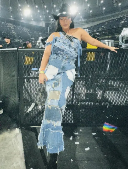 Nonton konser Beyonce di Inggris, Tara Basro tampil kece dengan denim on denim. [@tarabasro]