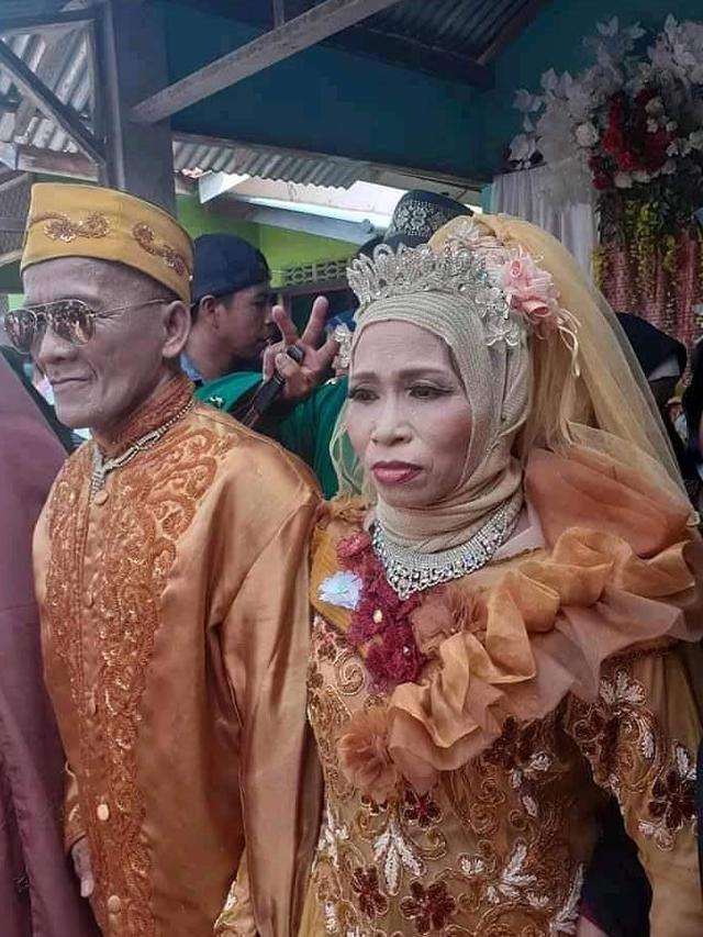 Viral Pernikahan Lansia Berusia 60 Tahun, Ini 6 Potretnya Tunjukkan Rasa Bahagia