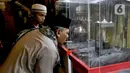 Pengunjung melihat-lihat benda saat Pameran Artefak Rasulullah dan Sahabat Nabi di Padepokan Welas Asih, Parung, Kabupaten Bogor, Jawa Barat, Minggu  (26/7/2020). Sebanyak 20 benda peninggalan Nabi Muhammad dan sahabatnya dipamerkan dalam acara ini. (merdeka.com/Arie Basuki)