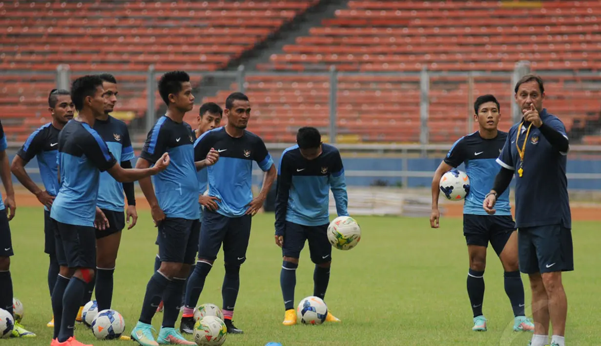 Asisten pelatih Timnas Senior Indonesia, Wolfgang Pikal (kanan) memberikan arahan pada skuad Garuda saat sesi latihan jelang laga persahabatan melawan Timor Leste di Stadion GBK Jakarta, Senin (10/11/2014). (Liputan6.com/Helmi Fithriansyah)