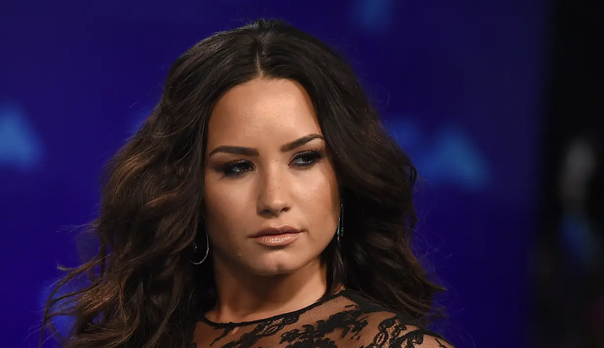 Penyanyi Demi Lovato berpose untuk fotografer saat menghadiri ajang MTV Video Music Awards (VMA) 2017 di California, Minggu (27/8). Mantan bintang Disney itu tak mengenakan bra dan membiarkan bagian intimnya terekspos. (Jordan Strauss/Invision/AP)