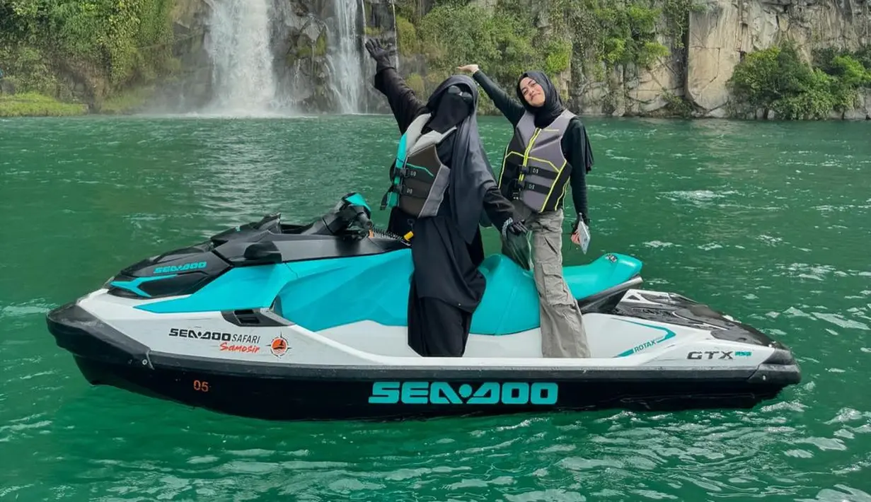 Aksi Umi Pipik dan putrinya di Danau Toba membuktikan bahwa berbusana syar'i bukan penghalang untuk menikmati aktivitas seru. Ia berhasil menunjukkan bahwa gaya hidup islami bisa tetap selaras dengan kegiatan outdoor yang menantang. Penampilan dan keberanian Umi kini menjadi inspirasi banyak perempuan lainnya. (Liputan6.com/IG/@_ummi_pipik_)