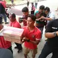 pemain, pelatih dan official Bali United, mendatangi pos pengungsian bencana Gunung Agung (Dewi Divianta)