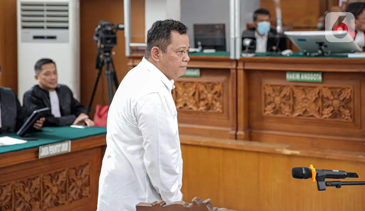 Terdakwa kasus pembunuhan Brigadir Nopriansyah Yosua Hutabarat atau Brigadir J, Kuat Ma'ruf tiba untuk menjalani sidang lanjutan di Pengadilan Negeri Jakarta Selatan, Jakarta, Rabu (26/10/2022). Dalam sidang tersebut hakim menolak eksepsi Kuat Ma'ruf. (Liputan6.com/Faizal Fanani)
