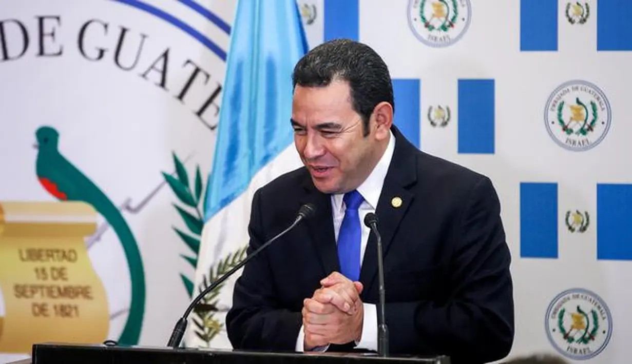 Presiden Guatemala Jimmy Morales memberi sambutan dalam upacara peresmian Kedubes Guatemala di Yerusalem, Rabu (16/5). Guatemela resmi memindahkan kedutaan besarnya di Israel dari Tel Aviv ke Yerusalem. (RONEN ZVULUN/POOL /AFP)