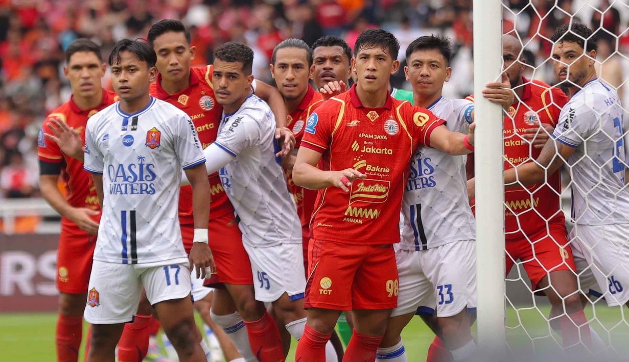 Raihan ini diperoleh Persija usai membungkam Persijap Jepara dengan skor 2-0 di Stadion Utama Gelora Bung Karno (SUGBK) pada Sabtu (3/1/2026) WIB. Tampak dalam foto, pemain Persija dan Persijap saat laga pekan ke-16 BRI Super League 2025/2026 di Stadion Utama Gelora Bung Karno (SUGBK), Jakarta, Sabtu (3/1/2026). (Bola.com/Abdul Aziz)