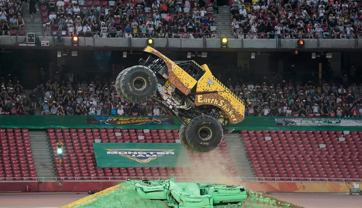 Truk Earth Shaker saat menghibur penonton lewat aksinya melawati rintangan selama di Stadion Nasional "Bird's Nest", Beijing, (29/7). Pertunjukan Monster Jam ini pertama digelar di Paris pada tahun 2002. (AP Images for Feld Entertainment, Inc.)