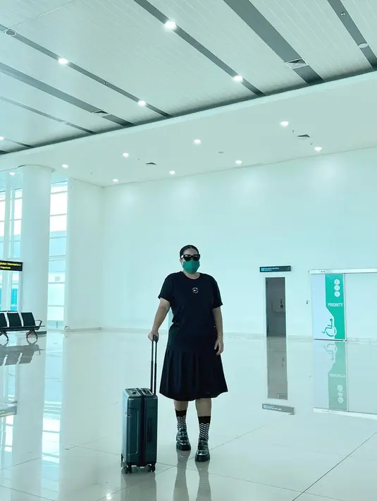 Nyentrik tak harus warna-warni. Bahkan dengan tema hitam tetap bisa mencuri perhatian. [Instagram @okidatanglagi]