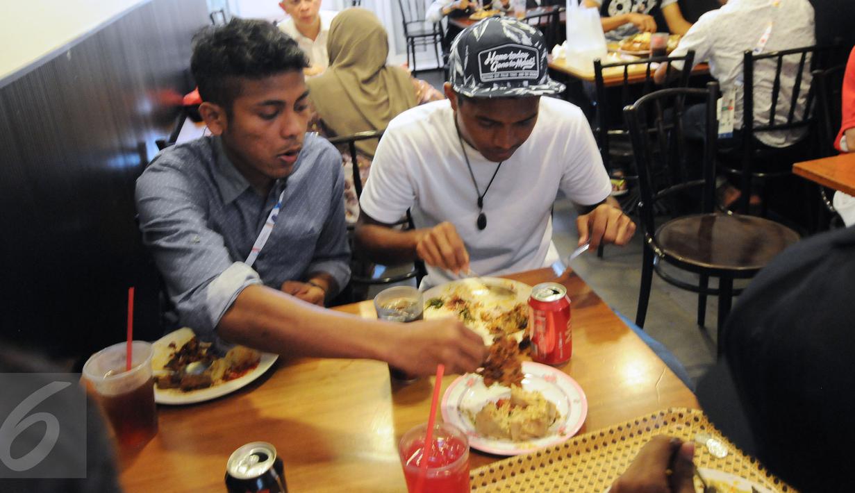 Para penggawa Garuda Muda bersantai sejenak usai melaksanakan ibadah salat Jumat di Masjid Sultan, Bugis, Singapura (5/6/2015). Zulfiandi (kiri) dan M Abduh Lestahulu bersantap siang di daerah Bugis, Singapura. (Liputan6.com/Helmi Fithriansyah)