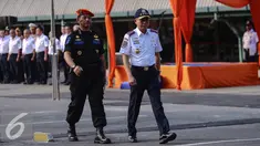 Menhub Ignasius Jonan meninjau pasukan sebelum memulai apel siaga arus mudik Lebaran 2015, Jakarta, Kamis (2/7/2015). Jonan mengingatkan otoritas yang bertugas agar memberikan pelayanan terbaik kepada para pemudik. (Liputan6.com/Faizal Fanani)