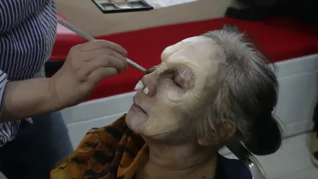 Dewi Sri perankan Mbah Dok (YouTube/irene widya)