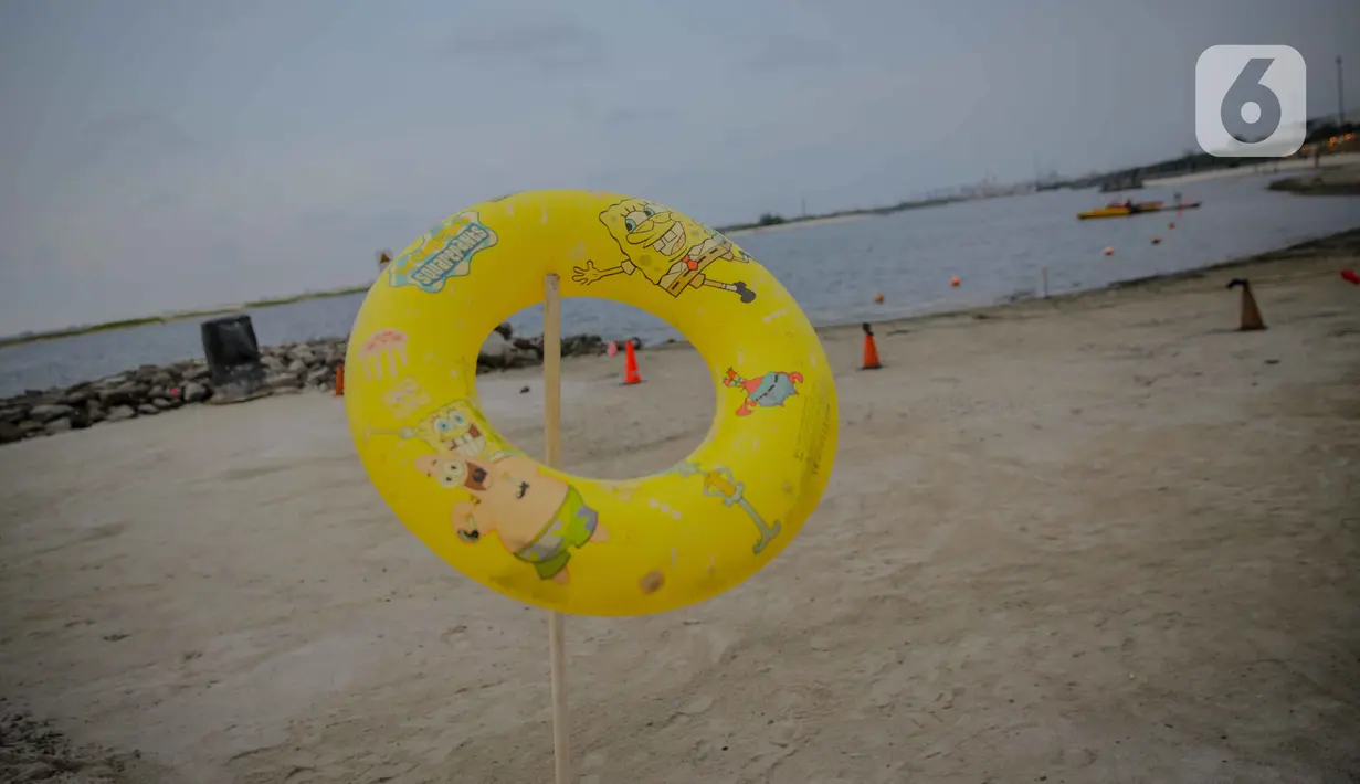 Pantai Ancol yang sepi usai ditutup antisipasi COVID-19 di Jakarta, Sabtu (14/3/2020). Selama masa penutupan, Taman Impian Jaya Ancol akan melakukan kegiatan overhaul seluruh wahana dan membersihkan fasilitas rekreasi dengan disinfektan dan pelengkap sanitasi lainnya. (Liputan6.com/Faizal Fanani)