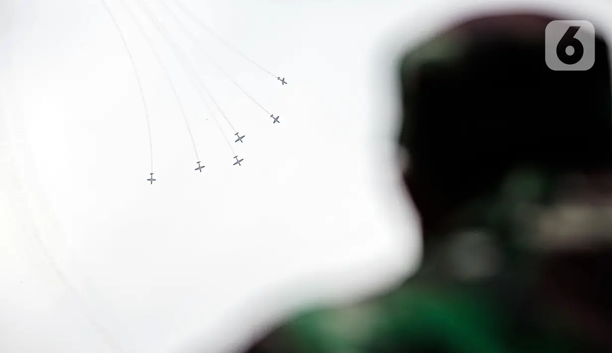 Penampilan atraksi Jupiter Aerobatic saat perayaan HUT ke-77 TNI di Jakarta, Rabu (5/10/2022). Kegiatan yang diikuti oleh seluruh kesatuan jajaran TNI ini dalam rangka menyambut HUT ke-77 TNI. (Liputan6.com/Faizal Fanani)