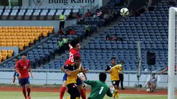 Gelandang timnas Korea Selatan U-23, Lee Hando (tengah) menyundul bola saat laga kualifikasi grup H Piala Asia 2016 di Stadion GBK, Jakarta, Jumat (27/3/2015). Korea Selatan unggul 5-0 atas Brunei Darussalam. (Liputan6.com/Helmi Fithriansyah)