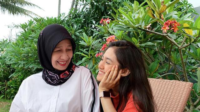 6 Potret Kebersamaan Cut Syifa dan Ibunda, Bak Kakak Adik