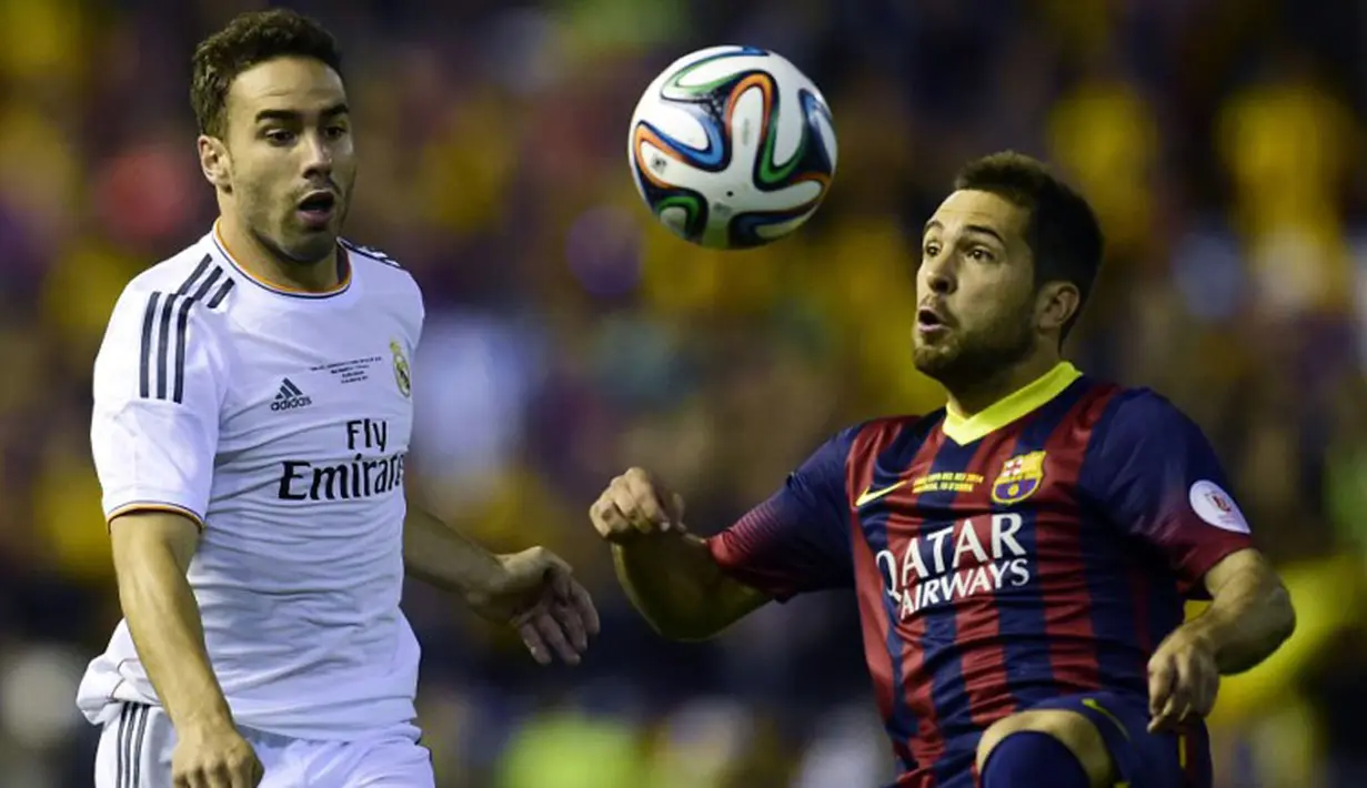 Pemain belakang Real Madrid, Daniel Carvajal (kiri) berusaha mengambil alih penguasaan bola dari bek Barcelona, Jordi Alba saat laga final Piala Raja, di stadion Mestalla, Valencia (17/4/2014). (AFP PHOTO/JAVIER SORIANO)