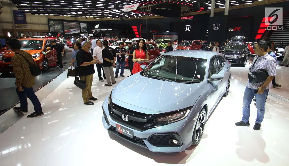 Mobil terbaru yang di pamerkan dalam ajang GIIAS 2017 di Indonesia Convention Exhibition BSD City, Tangerang, Banten, Kamis (10/8). Pemerintah juga berharap Indonesia mampu diperhitungkan di kancah internasional. (Liputan6.com/Angga Yuniar)