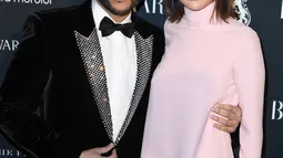 Pasangan selebriti, Selena Gomez dan The Weeknd menghadiri acara New York Fashion Week untuk Harper's Bazaar di New York City, 8 September 2017. Pasangan ini terlihat begitu manis dan mesra saat berpose di atas red carpet. (AFP PHOTO / ANGELA WEISS)
