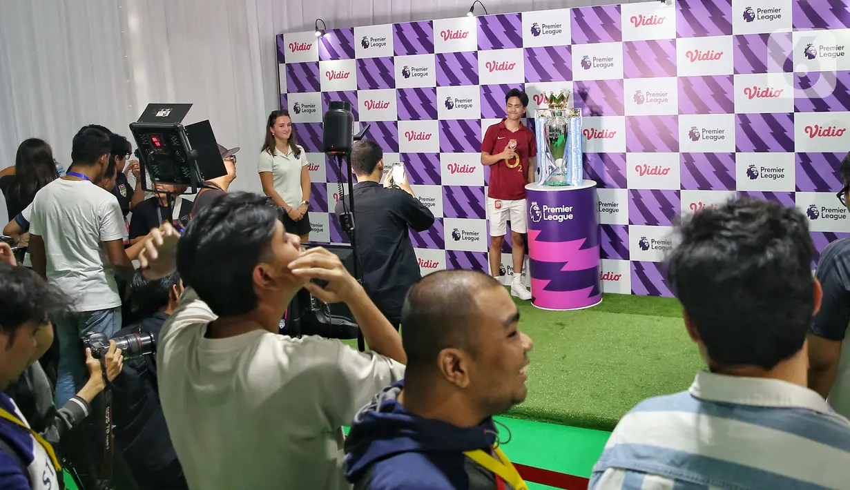 Trofi Premier League dirancang secara khusus oleh Royal Jewellers Asprey of London, sebuah perusahaan perhiasan kerajaan terkenal. Trofi ini dilapisi perak murni dan dihiasi dengan emas 24 karat. (Liputan6.com/Angga Yuniar)